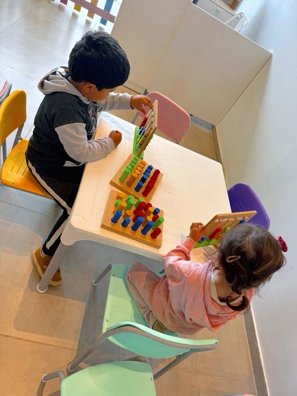 Chicos jugando con encastres de madera en Jugarte
