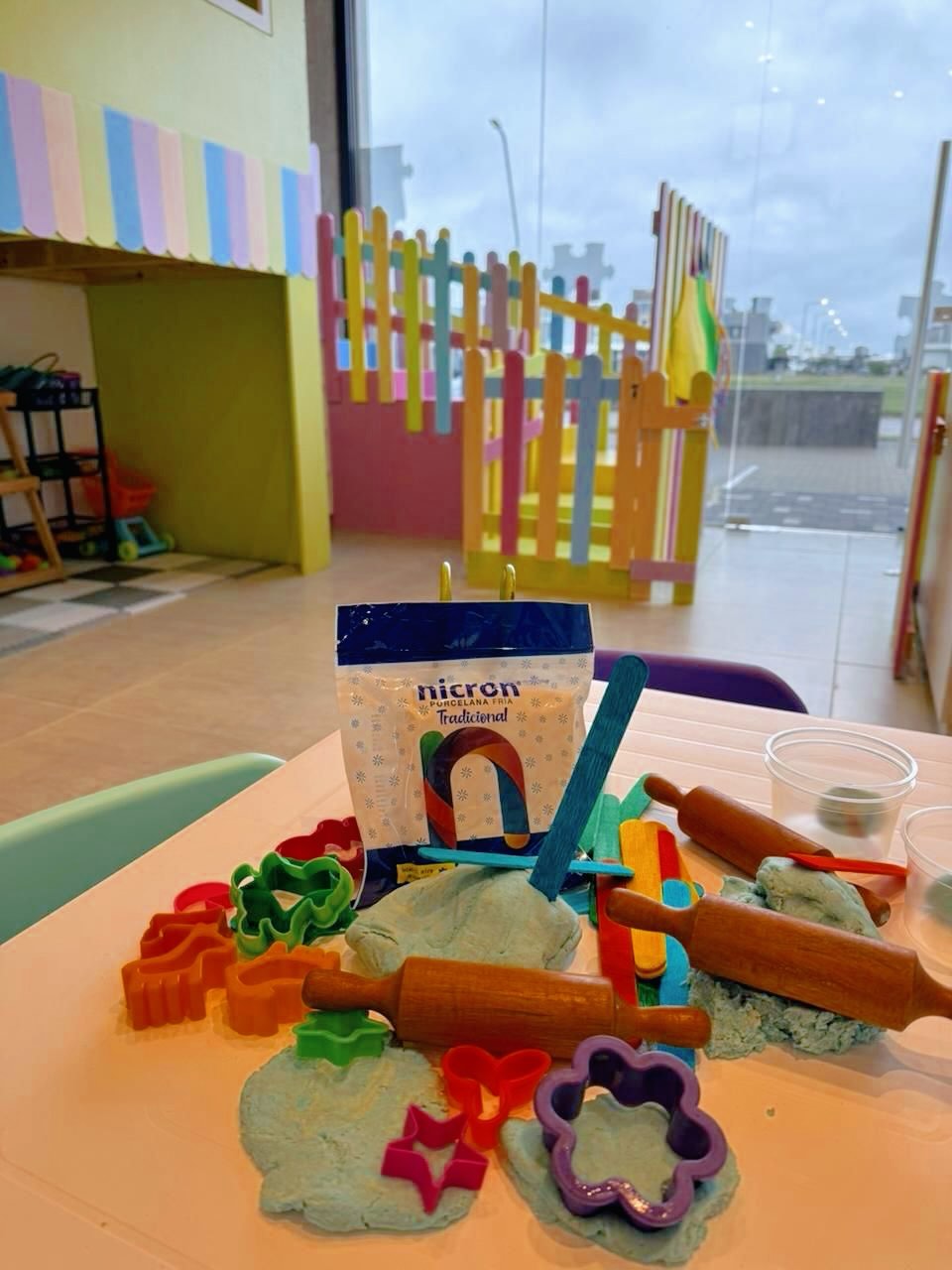 Plastilina y moldes para modelar en una mesa de Jugarte