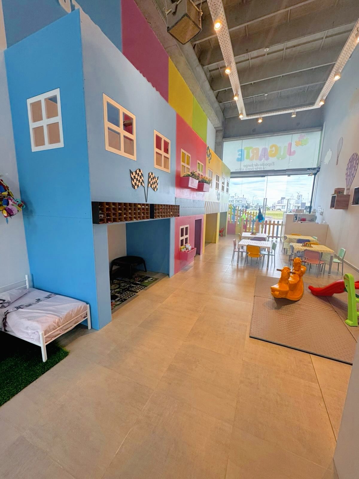 El salón de Jugarte con la casita de juegos, mesas y juguetes